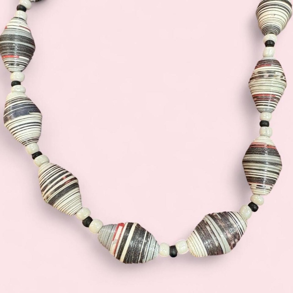 1-Life of Uganda necklace - Picture 2 of 3